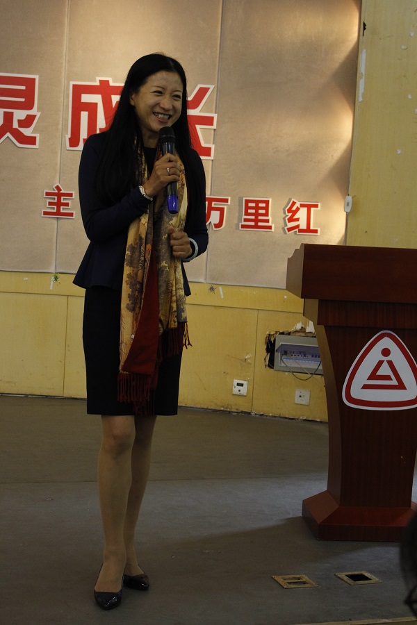 据了解,万里红多年来致力于国际礼仪文化传播与公益事业,著有