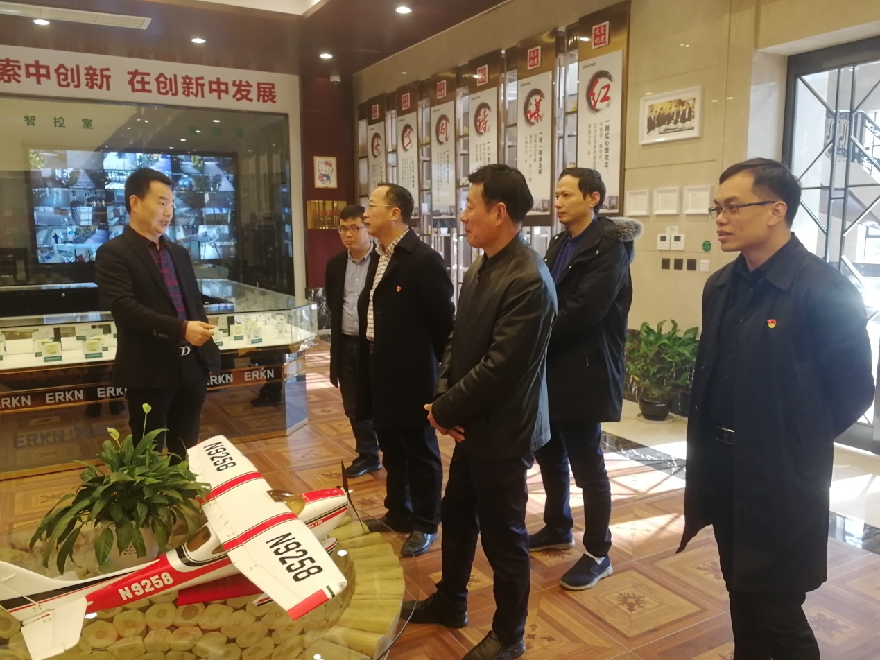 伊利康董事长_祥康集团董事长照片
