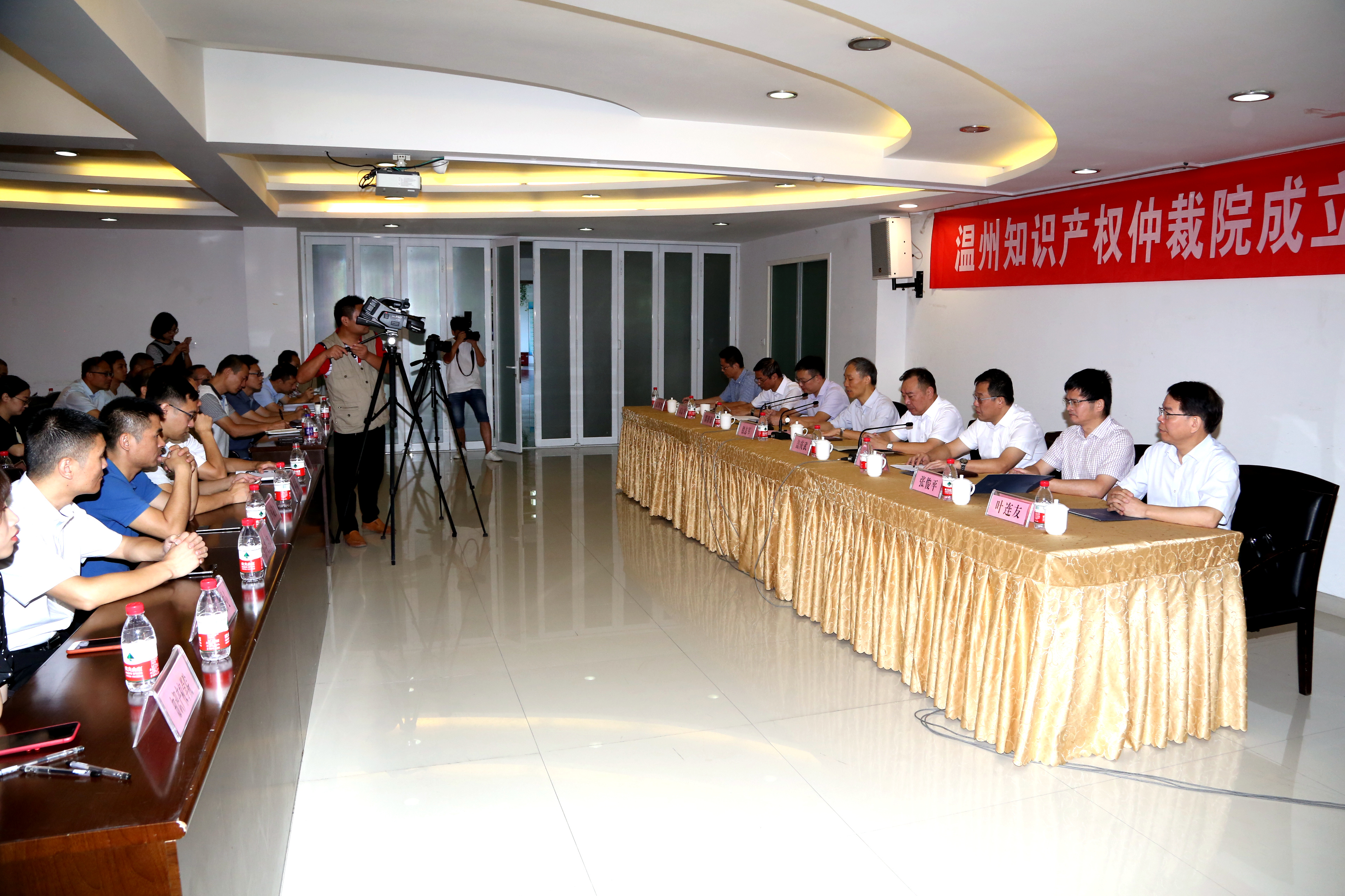 产权局)局长邵潘锋,市法制办主任,温州仲裁委常务副主任谢作幸授牌