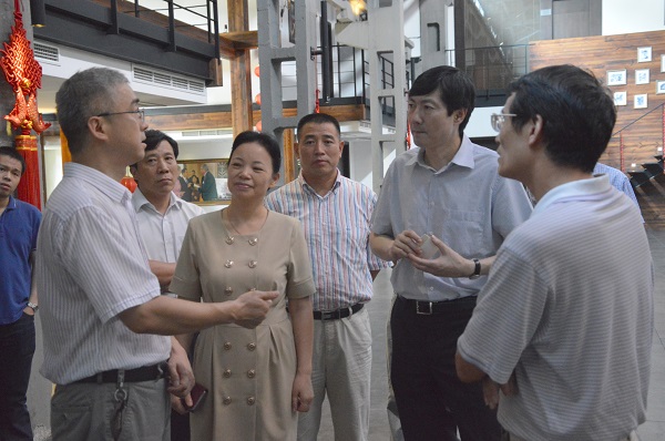 学院党委书记何向荣,院长贺星岳介绍学院办学思路及园区运作模式