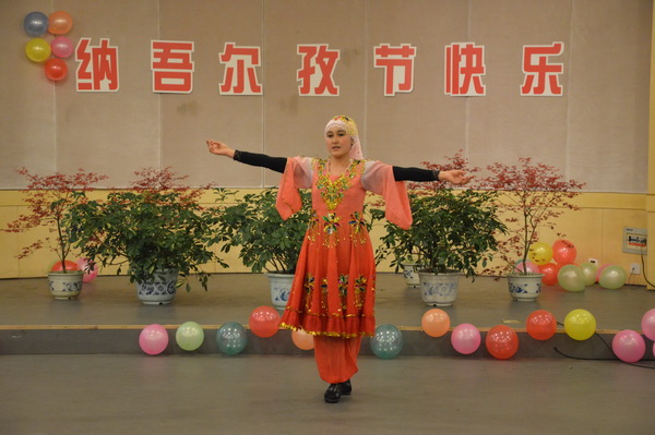 以及同学们的欢呼声与口哨声,无一不诉说着他们的快乐与对家乡的思念