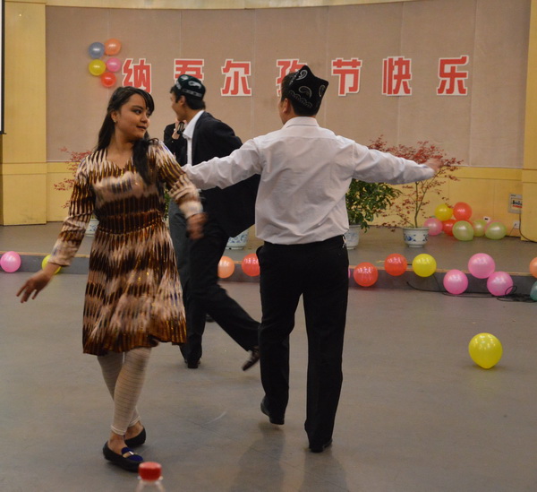 以及同学们的欢呼声与口哨声,无一不诉说着他们的快乐与对家乡的思念