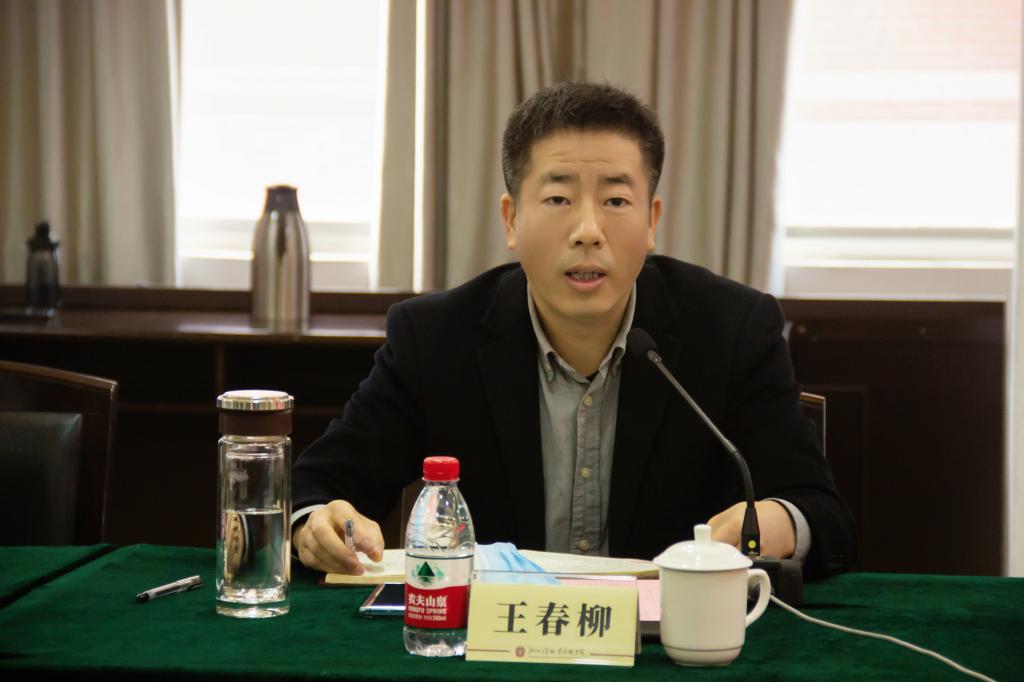 会上,王春柳副校长就省市会议精神进行了传达,并对校园疫情防控具体
