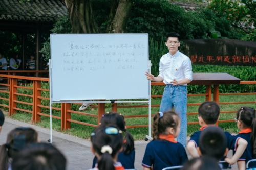浙工贸思政教师郑严领唱“八八战略”版《童年》